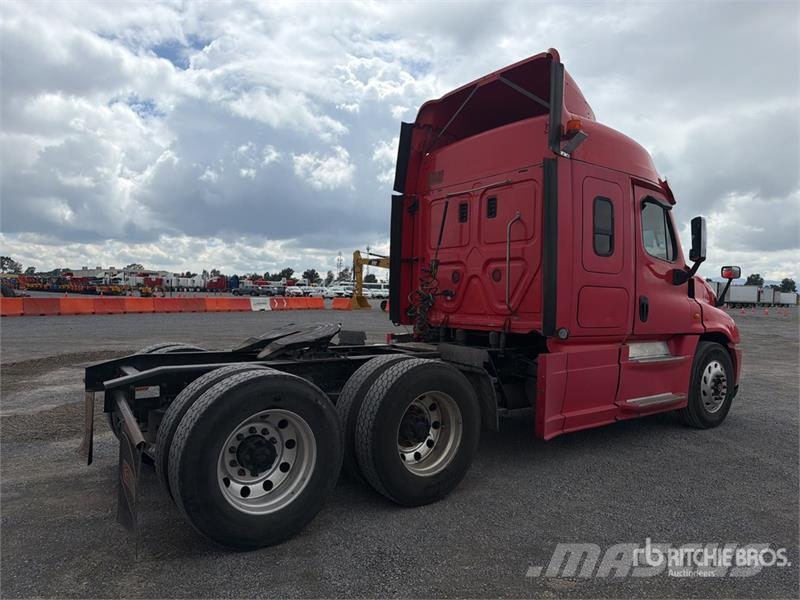 Freightliner Cascadia 125 6x4 Tractocamion con Dormitorio / T/A Sattelzugmaschinen