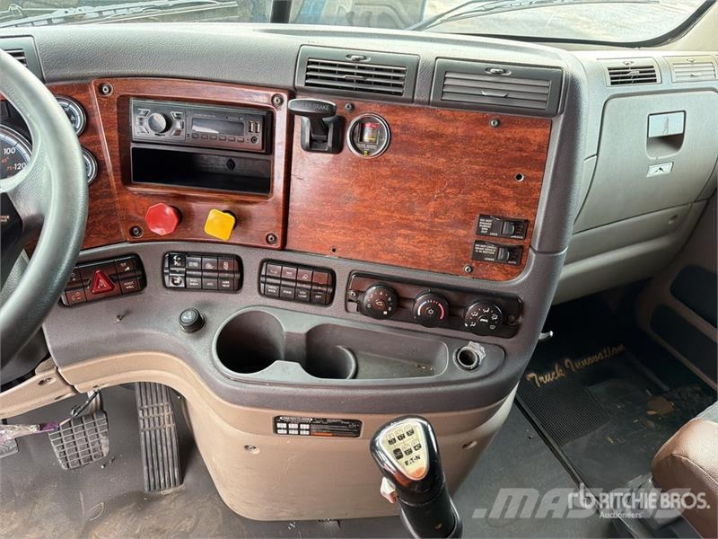 Freightliner Cascadia 125 6x4 Tractocamion con Dormitorio / T/A Nyergesvontatók