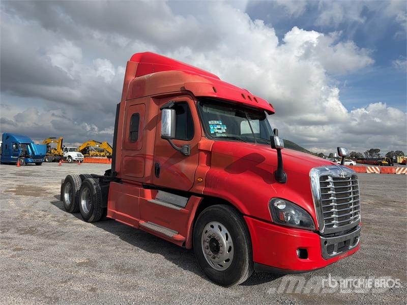 Freightliner Cascadia 125 6x4 Tractocamion con Dormitorio / T/A Naudoti vilkikai
