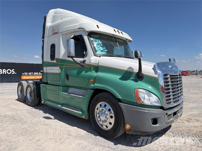 Freightliner Cascadia 125 6x4 Tractocamion con Dormitorio / T/A Cabezas tractoras