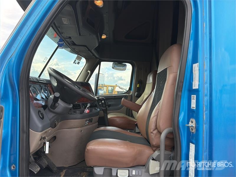 Freightliner Cascadia 125 6x4 Tractocamion con Dormitorio / T/A Седельные тягачи