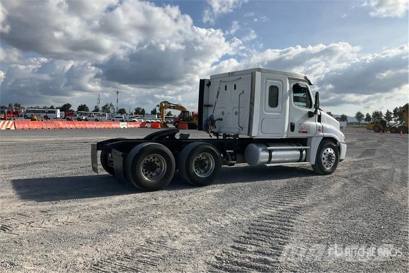 Freightliner Cascadia 125 6x4 Tractocamion con Dormitorio / T/A Tegljači