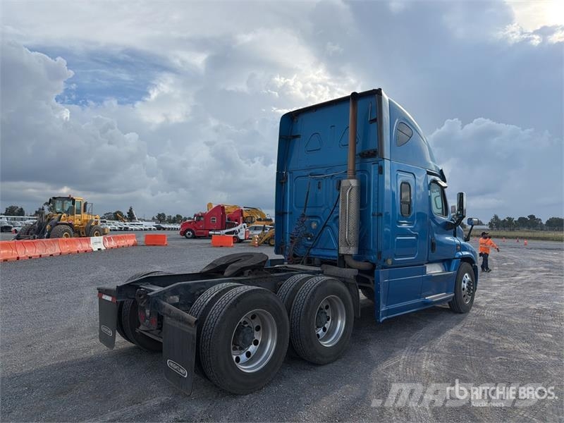 Freightliner Cascadia 125 6x4 Tractocamion con Dormitorio / T/A Седельные тягачи