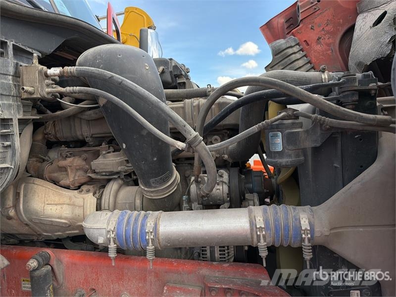 Freightliner Cascadia 125 6x4 Tractocamion con Dormitorio / T/A Nyergesvontatók