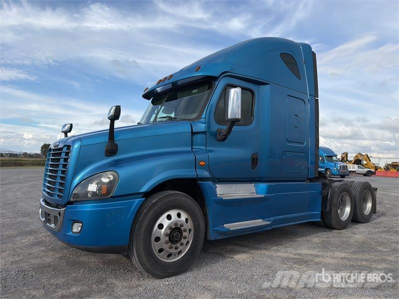 Freightliner Cascadia 125 6x4 Tractocamion con Dormitorio / T/A Nyergesvontatók