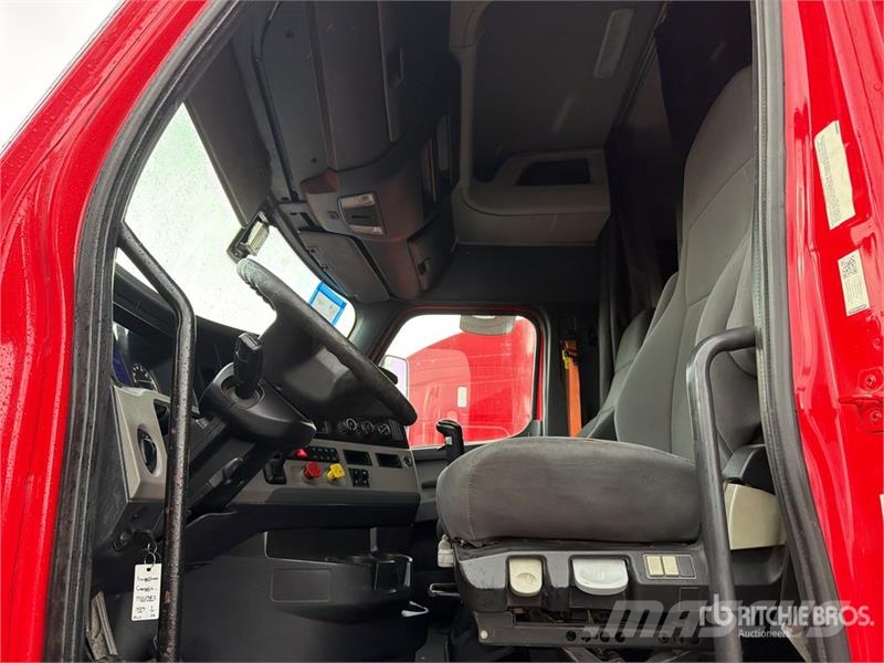 Freightliner Cascadia 126 6x4 Tractocamion con Dormitorio / T/A Sattelzugmaschinen