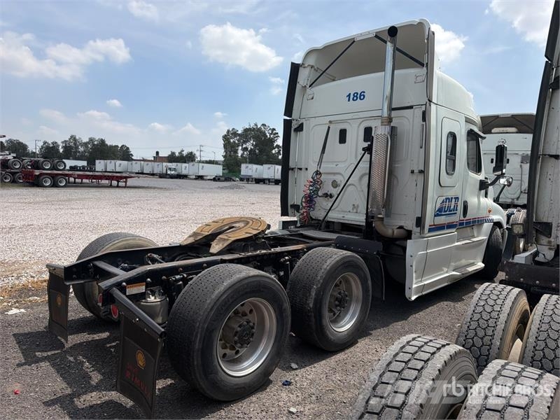 Freightliner Cascadia 125 6x4 Tractocamion con Dormitorio / T/A Cabezas tractoras
