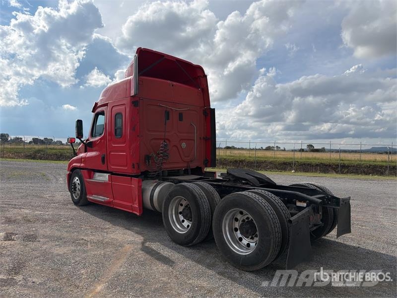 Freightliner Cascadia 125 6x4 Tractocamion con Dormitorio / T/A Naudoti vilkikai