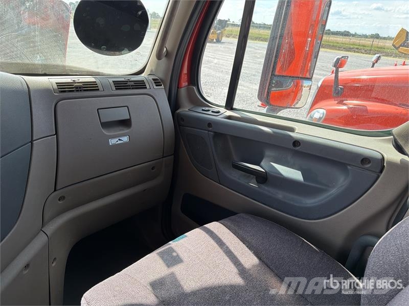 Freightliner Cascadia 125 6x4 Tractocamion con Dormitorio / T/A Nyergesvontatók