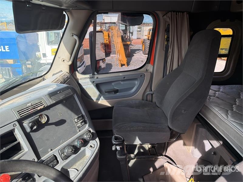 Freightliner Cascadia 125 6x4 Tractocamion con Dormitorio / T/A Tegljači
