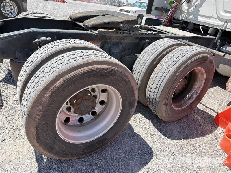 Freightliner Cascadia 126 6x4 Tractocamion con Dormitorio / T/A Tracteur routier