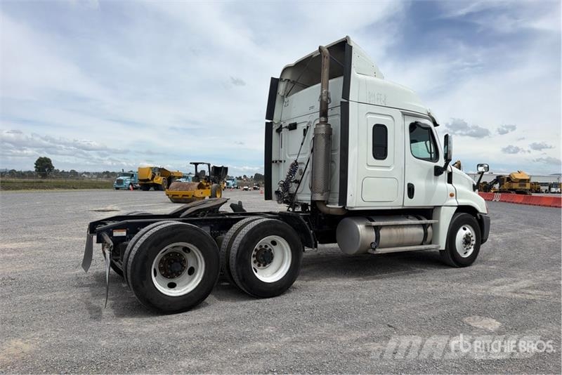 Freightliner Cascadia 125 6x4 Tractocamion con Dormitorio / T/A Tracteur routier