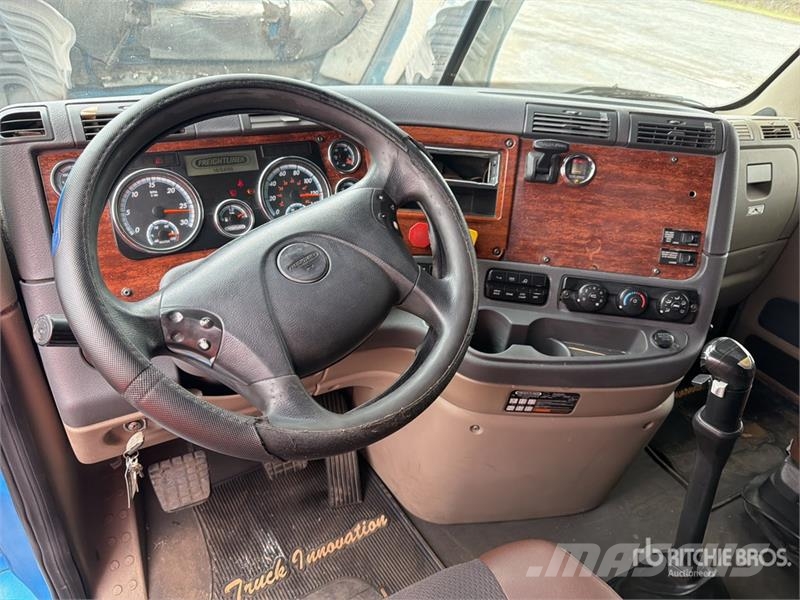 Freightliner Cascadia 125 6x4 Tractocamion con Dormitorio / T/A Nyergesvontatók