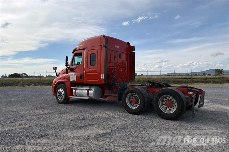 Freightliner Cascadia 125 6x4 Tractocamion con Dormitorio / T/A Nyergesvontatók