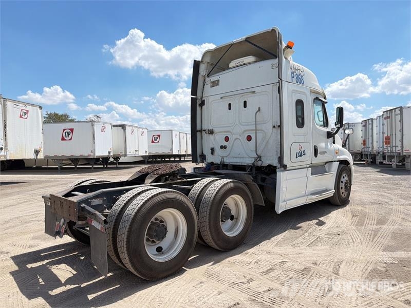 Freightliner Cascadia 125 6x4 Tractocamion con Dormitorio / T/A Cabezas tractoras