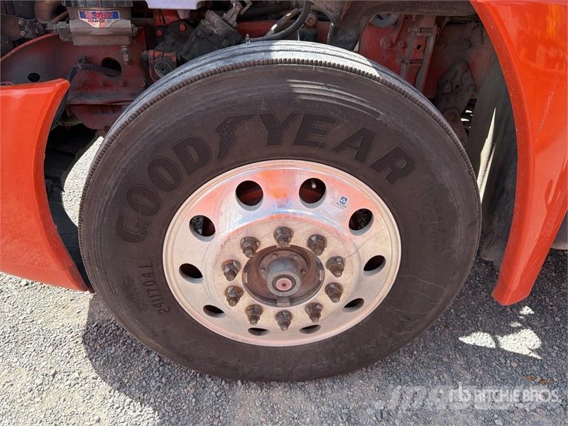 Freightliner Cascadia 125 6x4 Tractocamion con Dormitorio / T/A Nyergesvontatók