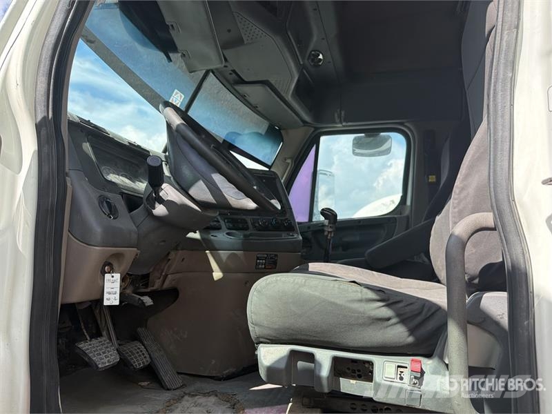 Freightliner Cascadia 6x4 Tractocamion con Dormitorio / T/A Sle Tractor Units