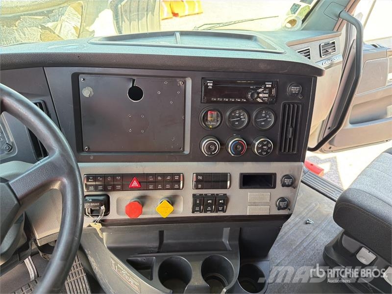 Freightliner Cascadia 126 6x4 Tractocamion con Dormitorio / T/A Tracteur routier