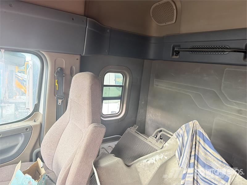 Freightliner Cascadia 125 6x4 Tractocamion con Dormitorio (SOLO Vilcēji