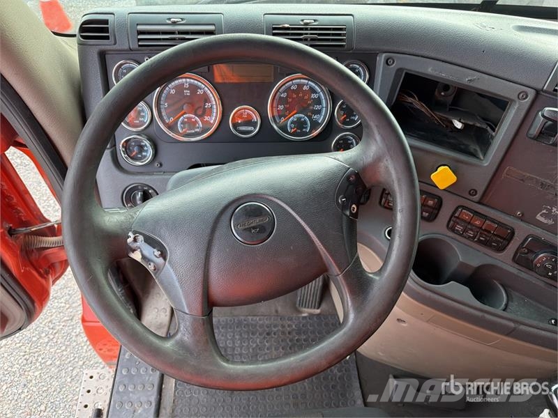 Freightliner Cascadia 125 6x4 Tractocamion con Dormitorio / T/A Nyergesvontatók