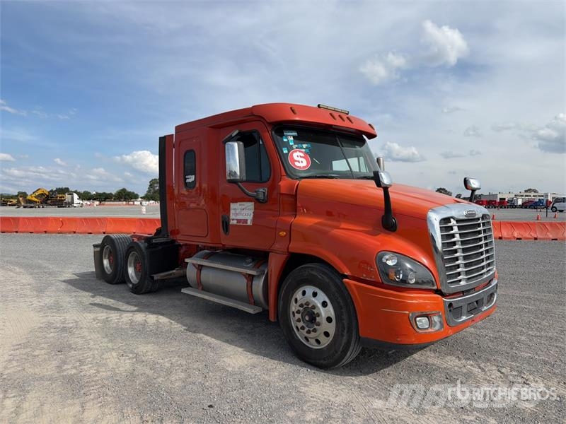 Freightliner Cascadia 125 6x4 Tractocamion con Dormitorio / T/A Tegljači