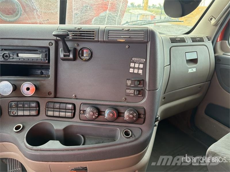 Freightliner Cascadia 125 6x4 Tractocamion con Dormitorio / T/A Nyergesvontatók