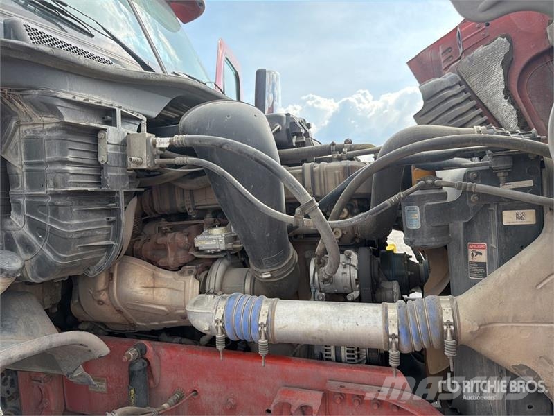 Freightliner Cascadia 125 6x4 Tractocamion con Dormitorio / T/A Tegljači