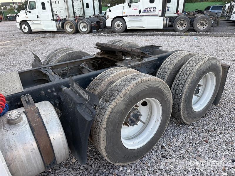 Freightliner Cascadia 125 6x4 Tractocamion con Dormitorio / T/A Cabezas tractoras