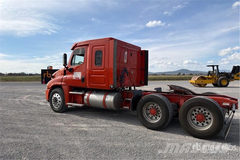 Freightliner Cascadia 125 6x4 Tractocamion con Dormitorio / T/A Nyergesvontatók