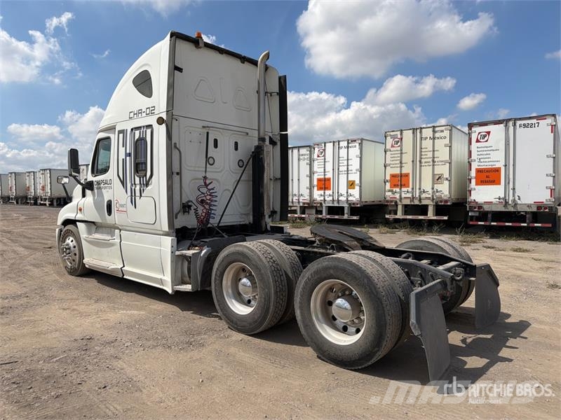 Freightliner Cascadia 125 6x2 Tractocamion con Dormitorio / T/A Cabezas tractoras
