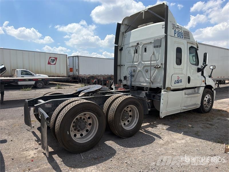 Freightliner Cascadia 125 6x4 Tractocamion con Dormitorio / T/A Cabezas tractoras