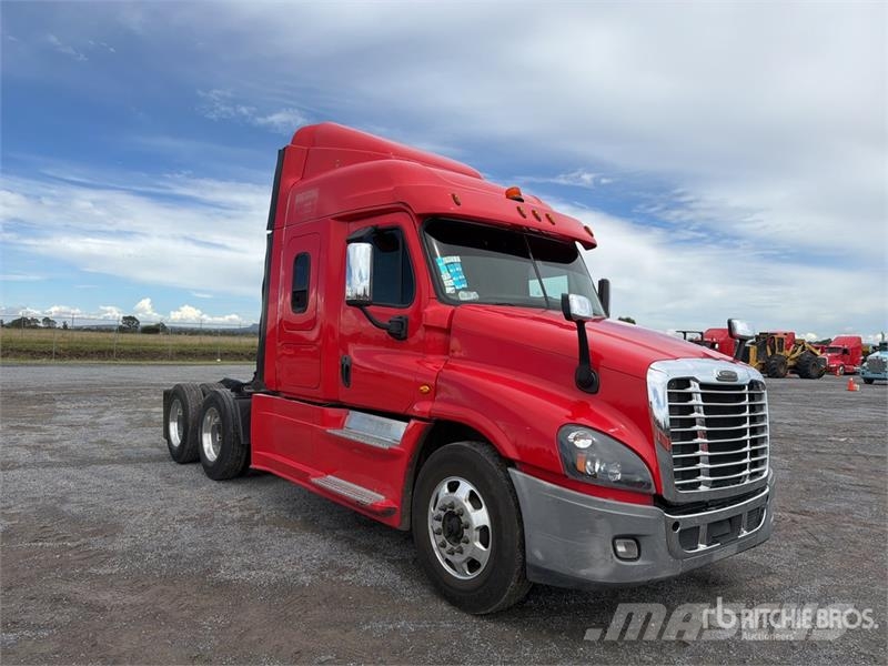 Freightliner Cascadia 125 6x4 Tractocamion con Dormitorio / T/A Nyergesvontatók
