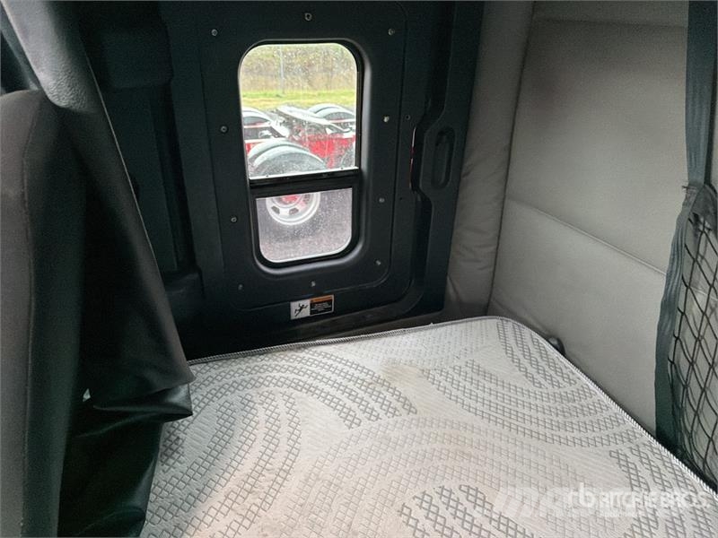 Freightliner Cascadia 126 6x4 Tractocamion con Dormitorio / T/A Sattelzugmaschinen