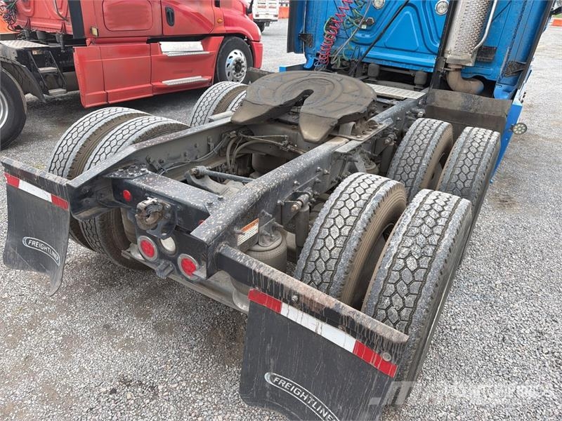 Freightliner Cascadia 125 6x4 Tractocamion con Dormitorio / T/A Nyergesvontatók