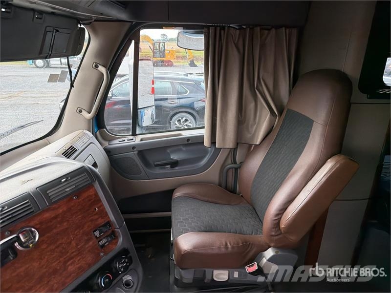Freightliner Cascadia 125 6x4 Tractocamion con Dormitorio / T/A Nyergesvontatók