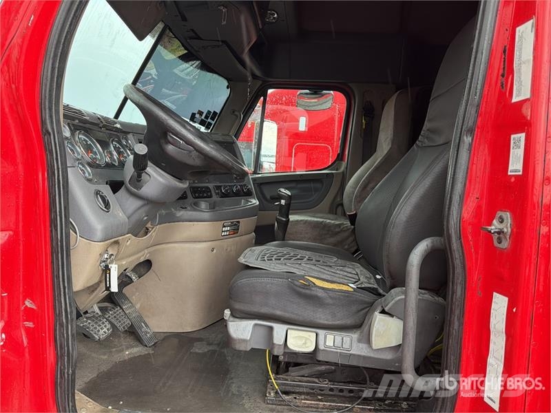 Freightliner Cascadia 125 6x4 Tractocamion con Dormitorio / T/A Vilcēji