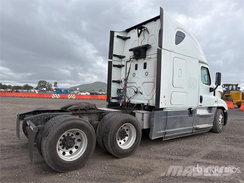 Freightliner Cascadia 125 6x2 Tractocamion con Dormitorio / T/A Sadulveokid