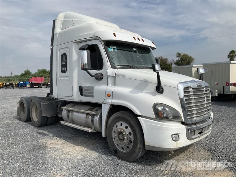 Freightliner Cascadia 125 6x4 Tractocamion con Dormitorio / T/A Motrici e Trattori Stradali