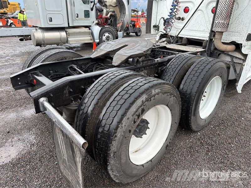 Freightliner Cascadia 125 6x4 Tractocamion con Dormitorio / T/A Traktorske jedinice