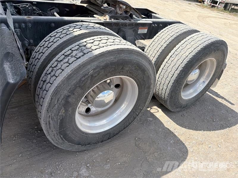 Freightliner Cascadia 125 6x2 Tractocamion con Dormitorio / T/A Cabezas tractoras