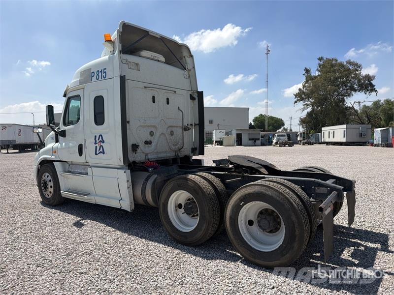 Freightliner Cascadia 125 6x4 Tractocamion con Dormitorio / T/A Cabezas tractoras