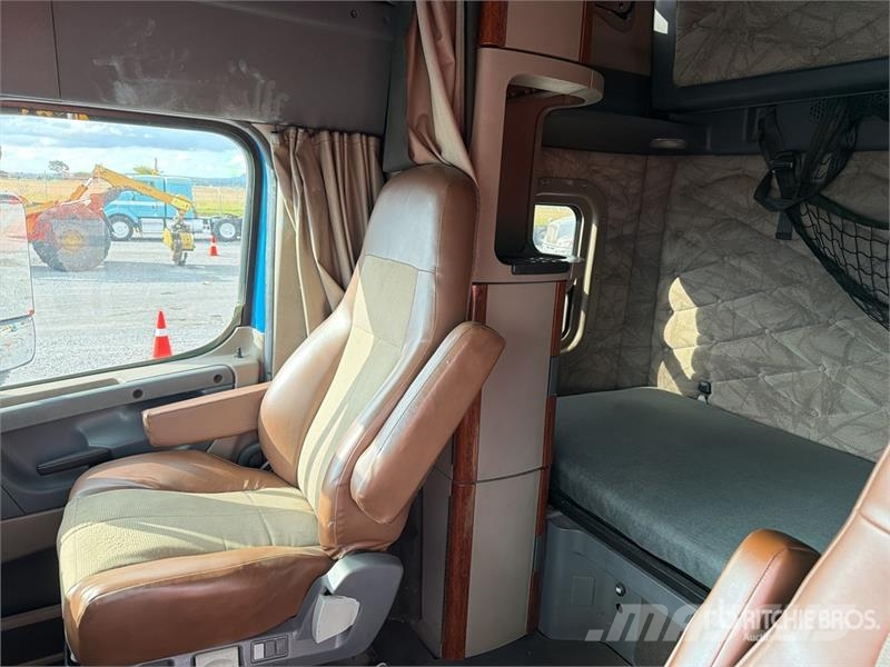 Freightliner Cascadia 125 6x4 Tractocamion con Dormitorio / T/A Nyergesvontatók