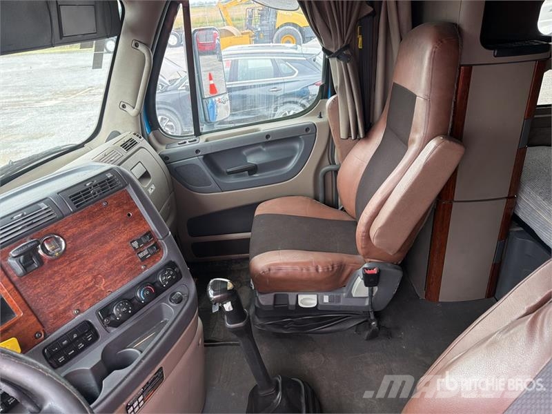 Freightliner Cascadia 125 6x4 Tractocamion con Dormitorio / T/A Nyergesvontatók