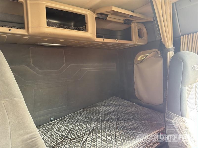 Freightliner Cascadia 125 6x4 Tractocamion con Dormitorio / T/A Tegljači
