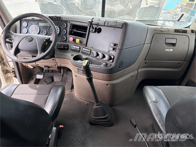 Freightliner Cascadia 125 6x4 Tractocamion con Dormitorio / T/A Влекачи