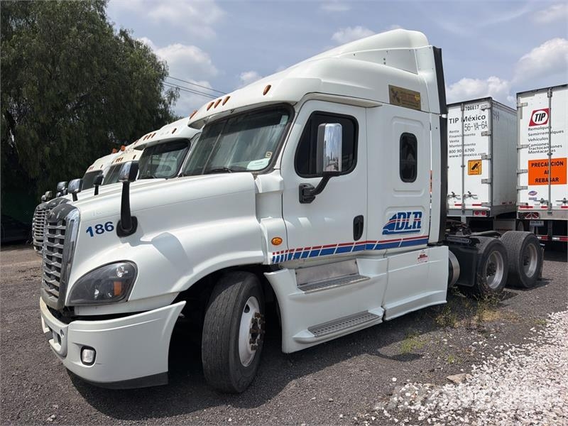 Freightliner Cascadia 125 6x4 Tractocamion con Dormitorio / T/A Cabezas tractoras