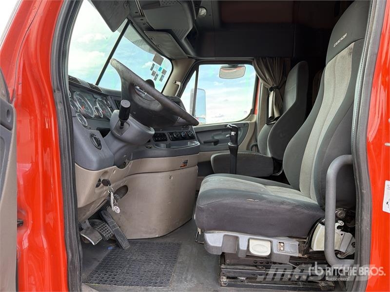 Freightliner Cascadia 125 6x4 Tractocamion con Dormitorio / T/A Nyergesvontatók