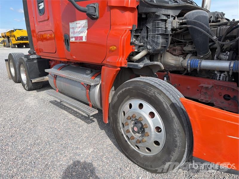 Freightliner Cascadia 125 6x4 Tractocamion con Dormitorio / T/A Nyergesvontatók