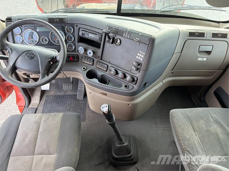 Freightliner Cascadia 125 6x4 Tractocamion con Dormitorio / T/A Nyergesvontatók