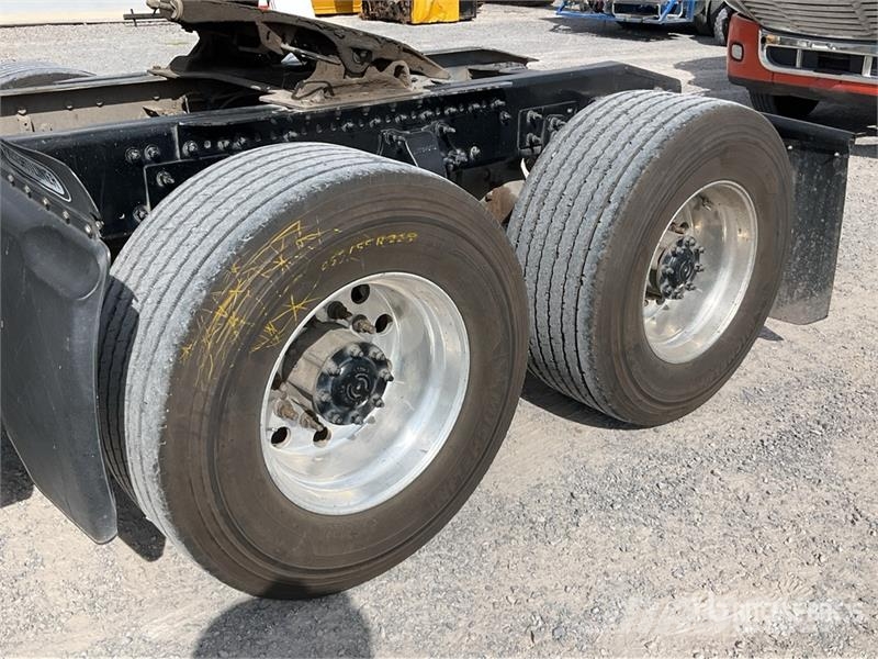 Freightliner Cascadia 125 6x4 Tractocamion con Dormitorio / T/A Tegljači